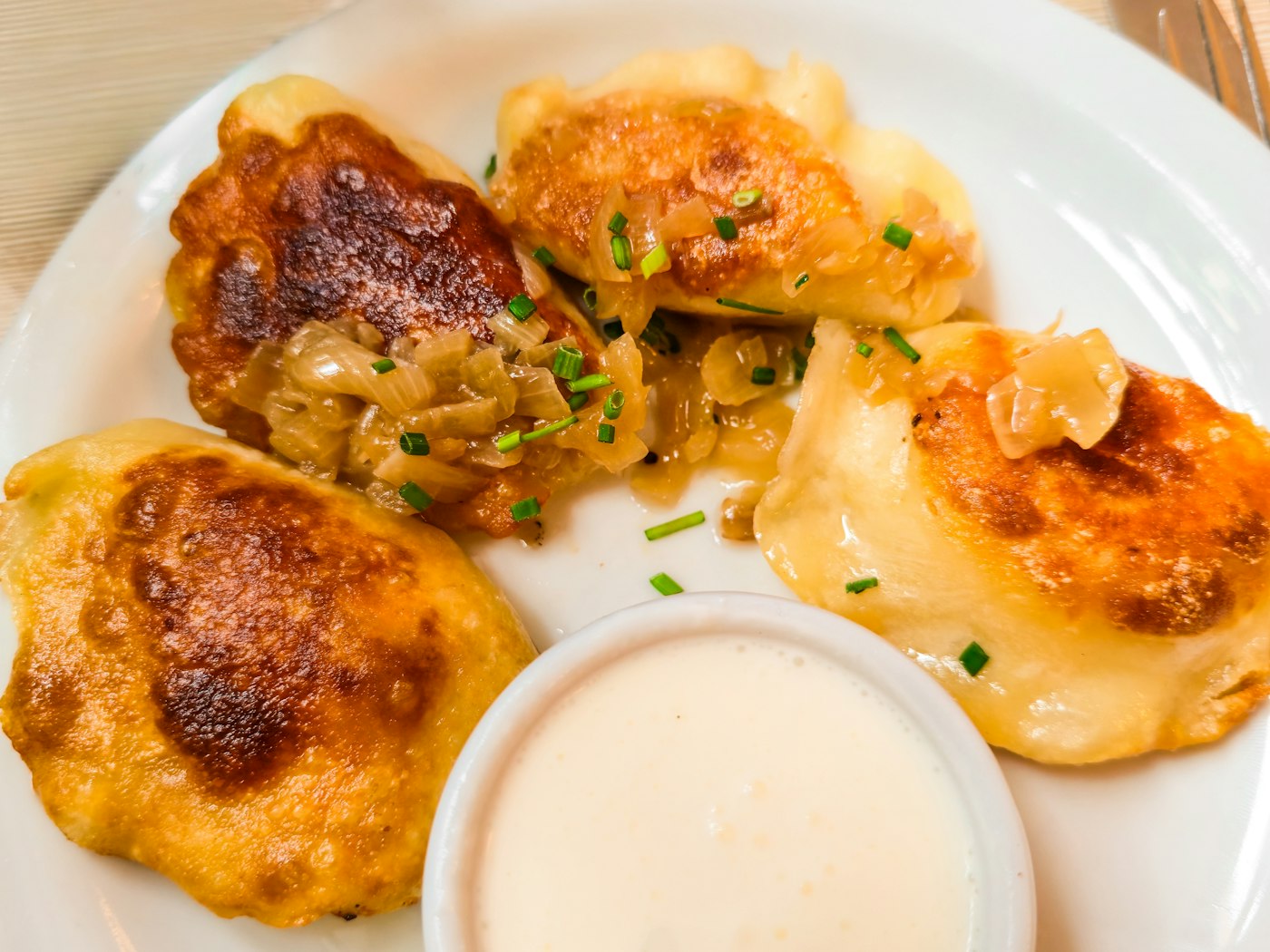 Pierogi odsmażane ze śmietaną