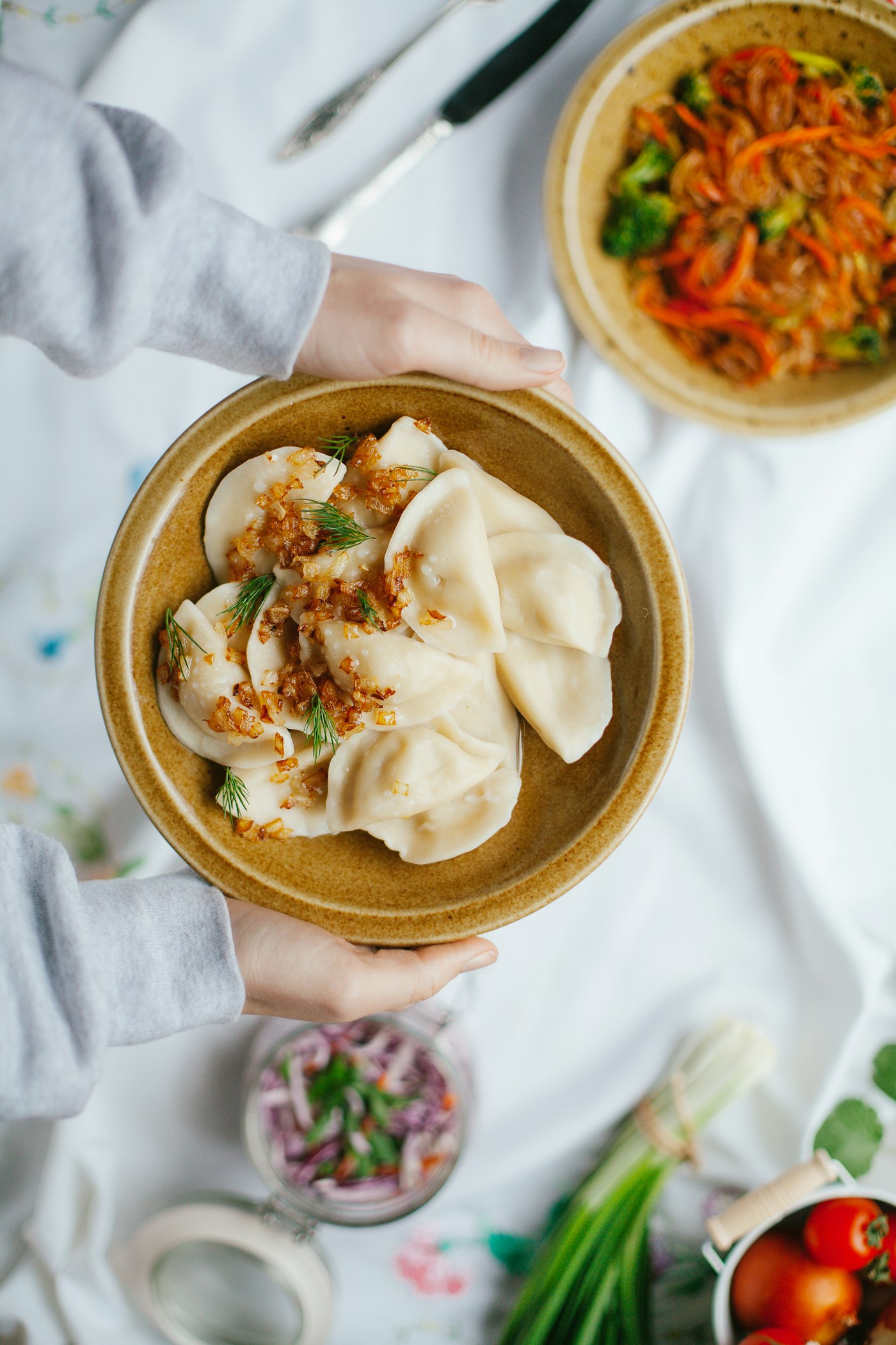 Miska pierogów ze skwarkami